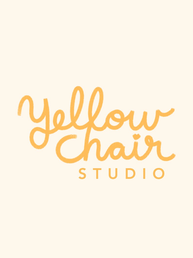 Puede incluir: Logotipo de Yellow Chair Studio con una fuente de letra manuscrita en naranja.
