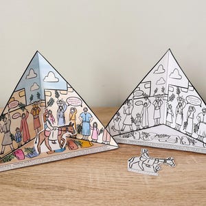 Puede incluir: Una actividad de manualidades de papel imprimible que presenta una ilustración colorida de una multitud de personas que llevan ramas de palma y un hombre montando un burro. La ilustración representa una escena de la historia bíblica de la entrada triunfal de Jesús en Jerusalén. La manualidad está diseñada para ser doblada en forma de pirámide.