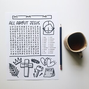 Peut inclure: Une feuille de travail imprimable en noir et blanc avec les mots "Tout sur J&eacute;sus" en haut. La feuille de travail comprend un mot crois&eacute;, une liste de mots li&eacute;s &agrave; J&eacute;sus et quelques illustrations de symboles religieux, notamment une couronne, une croix, un marteau, des clous et un c&oelig;ur.
