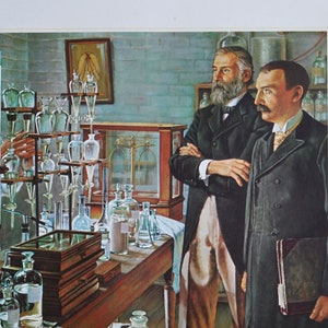 Peut inclure: Une impression vintage intitulée "La standardisation des produits pharmaceutiques (vers 1911)" représente une scène de laboratoire. Trois hommes en costumes et blouses blanches sont dans une pièce avec de la verrerie et de l'équipement. L'impression a du texte en bas et est encadrée en blanc.