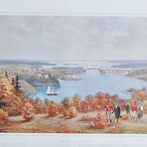 Könnte beinhalten: Eine Vintage-Illustration, die einen Panoramablick auf eine Stadt mit einer Brücke über einem Gewässer zeigt. Die Szene ist in gedeckten Blautönen, Grün- und Brauntönen gemalt, mit einem Segelboot im Vordergrund. Das Bild ist von einem weißen Rahmen umgeben.