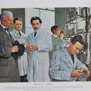 Könnte beinhalten: Ein Druck von Robert Thom mit dem Titel "Die Ära der Antibiotika". Das Bild zeigt Wissenschaftler in Laborkitteln in einem Labor. Der Text beschreibt die Entdeckung von Penicillin.