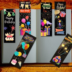 Pode incluir: Seis marcadores coloridos com fundos pretos e diferentes temas de aniversário. Os marcadores apresentam balões, fogos de artifício, bolo e confete. O texto nos marcadores diz "Feliz aniversário", "Feliz aniversário para você!" e "Venham todos".