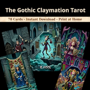 Op de afbeelding: Een tarotkaartenset genaamd "The Gothic Claymation Tarot" met kleurrijke, grillige illustraties met een gotisch thema. Eén kaart toont "O FOOL". De afbeelding bevat ook de tekst "78 kaarten - Direct downloaden - Print thuis."