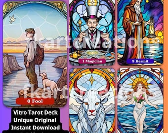 Può includere: Un set di dieci carte dei tarocchi in vetro colorato con illustrazioni colorate del Matto, il Mago, l'Eremita, il Diavolo e la Stella. Le carte sono incorniciate da un bordo nero e hanno uno sfondo bianco.
