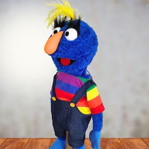 24" harige monsterhandpop – full-body pop met stang en draagtas