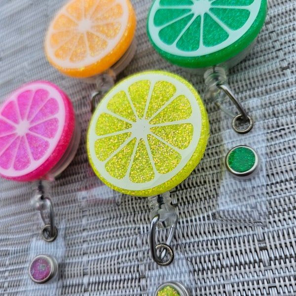 Porta credenciales con forma de rodaja de fruta brillante, ideal para el verano.