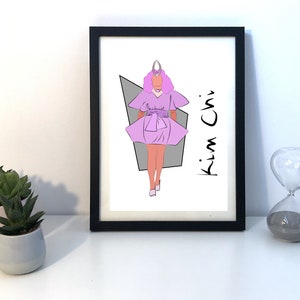 Peut inclure: Une illustration encadrée d'une personne aux cheveux roses portant une robe violette et une couronne. Le texte "Kim Chi" est écrit verticalement sur le côté droit de l'image.