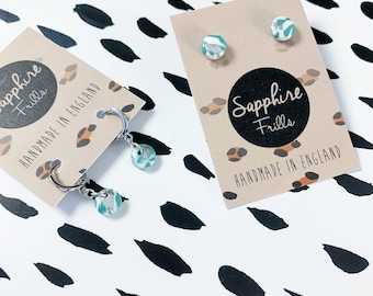Mini orecchini o collana a cerchio in marmo bianco e salvia, gioielli in argilla polimerica fatti a mano, orecchini a perno ipoallergenici, regalo minimalista