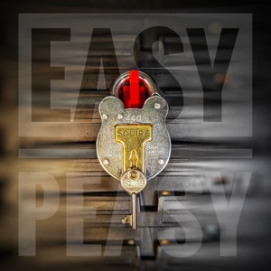 Puede incluir: Un candado plateado con un ojo de cerradura rojo y una llave dorada. El candado tiene el texto "440" y "Squire" en él. El candado está etiquetado como "Forged Steel Shackle" y "Four Lever".