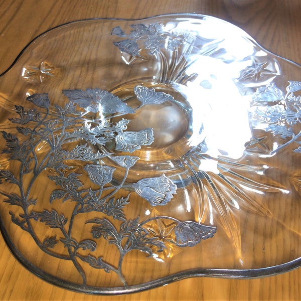 Asiette de service vintage en verre clair recouvert d'argent sur pied  / Vintage Footed Silver overlay clear glass service plate.