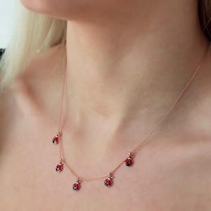 Colar com pingentes múltiplos de joaninha vermelha | Colar com corrente de ouro rosa e joaninha | Colar com pingente de joaninha Lucky Charm | Colar delicado de joaninha prateado