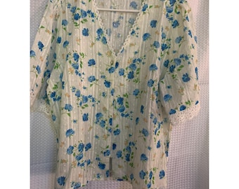 Blusa vintage azul con estampado floral de lunares suizos, cuello en V y botones delanteros para mujer.