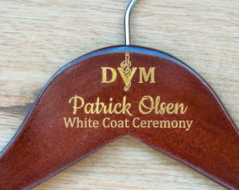 Primer perchero blanco, regalo para veterinario, regalo de graduación, perchero blanco, graduación de DVM, regalo para veterinario, ceremonia de la bata blanca