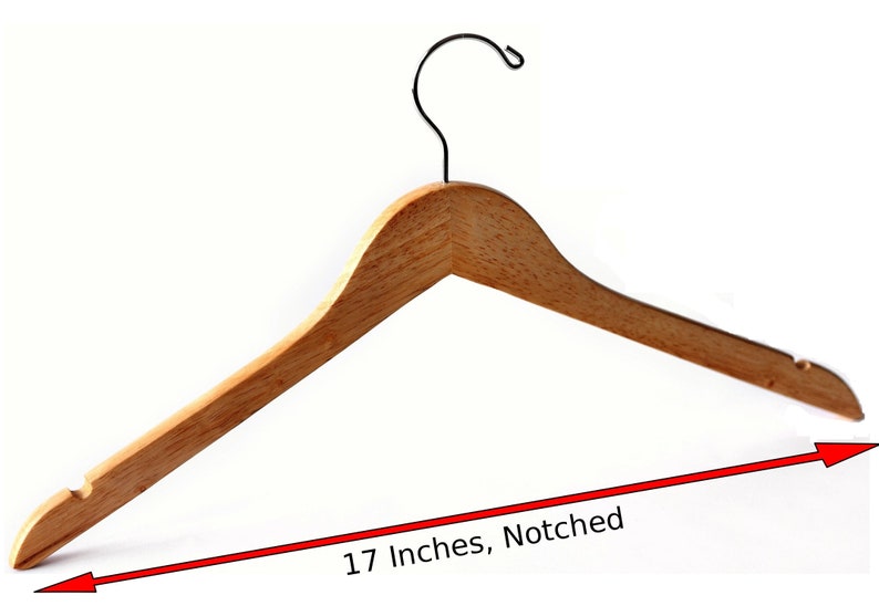 Puede incluir: Una percha de madera natural con un gancho de metal negro. La percha mide 43 cm de largo y tiene un extremo con muescas.