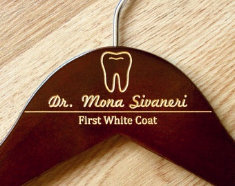 Percha para la primera bata blanca, regalo para la ceremonia de la bata blanca de la facultad de odontología, regalo para estudiantes de odontología, percha personalizada para doctor, regalo para nuevo dentista.