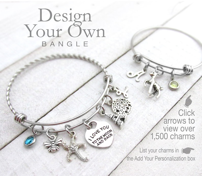Puede incluir: Dos pulseras de alambre expandibles en tono plateado con varios dijes. Una pulsera incluye un dije de coraz&oacute;n con el texto I LOVE YOU TO THE MOON AND BACK, una estrella de mar, una abeja, un cristal azul y una Torre Eiffel. La otra tiene una letra A, un ciervo y un cristal verde.