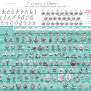 Puede incluir: Una p&aacute;gina de cat&aacute;logo titulada Charm Library que muestra una gran variedad de dijes de metal plateado dispuestos en filas. La colecci&oacute;n incluye letras, signos del zodiaco e iconos marinos, con una regla vertical de 25,4 cm a la derecha.