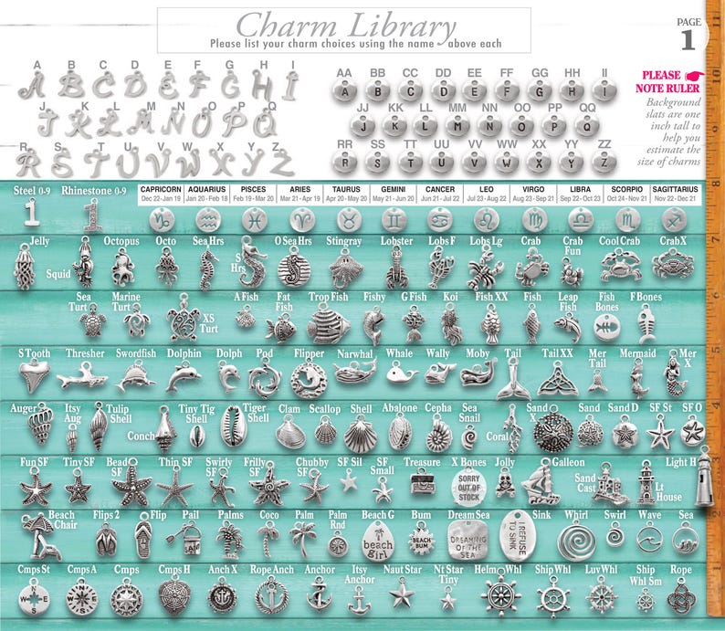 Puede incluir: Una p&aacute;gina de cat&aacute;logo titulada Charm Library que muestra una gran variedad de dijes de metal plateado dispuestos en filas. La colecci&oacute;n incluye letras, signos del zodiaco e iconos marinos, con una regla vertical de 25,4 cm a la derecha.