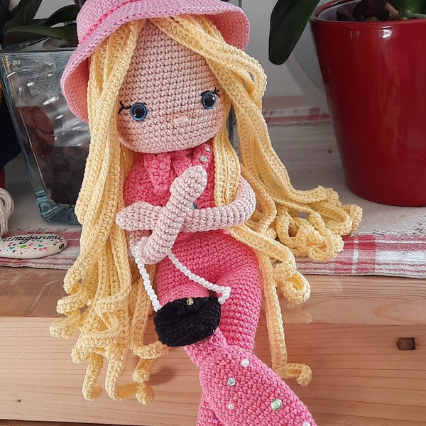 Poupée au crochet amigurumi, avec son chapeau et sac à main.