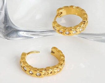 Marrakesch Creolen Gold - CZ Hoops Ohrringe mit Zirkonia Steinchen im Vintage Stil aus 18 Karat vergoldetem Edelstahl