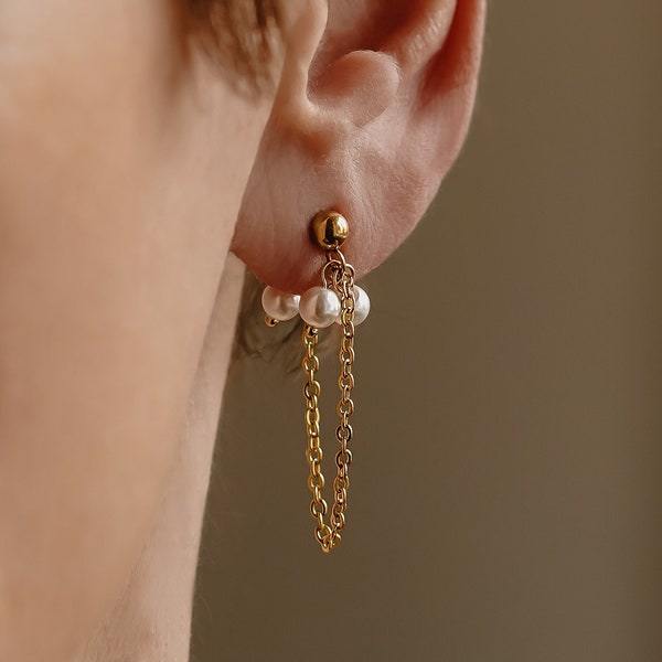 Baroque Drop Ohrstecker Gold | lange hängende Ohrstecker mit kleinen Baroque Perlen aus 18 Karat vergoldetem Edelstahl
