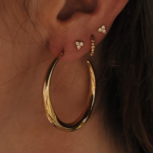 Modern Curved Hoop Earrings Gold | Large 36 mm earrings, slightly curved in a C-shape made of 18 carat gold-plated stainless steel