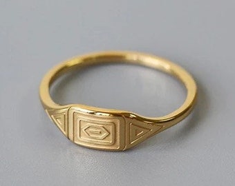 Azteken Ring Gold | schmaler Stacking Ring mit geometrischem Muster aus Edelstahl mit einer 18 Karat Vergoldung perfekt zum Stapeln