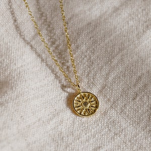 Pendant Necklace Soleil filigrane Münzkette mit kleinem gehämmerten Sonnenanhänger aus 925 Sterling Silber wahlweise 18 Karat vergoldet Gold
