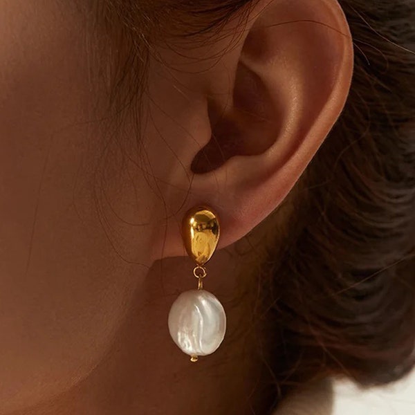 Pearl Drop Creolen Gold | große Creolen im Tropfendesign mit flacher Baroque Perle aus 18 Karat vergoldetem Edelstahl