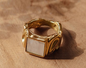 Athena Ring Gold | Statement signet ring in a vintage look with mother-of-pearl decoration made of stainless steel with 18 carat gold plating