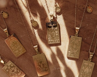 Zodiac Necklace Gold | beidseitig gravierte Halskette mit Sternzeichenanhänger nach Wahl aus 18 Karat vergoldetem Edelstahl