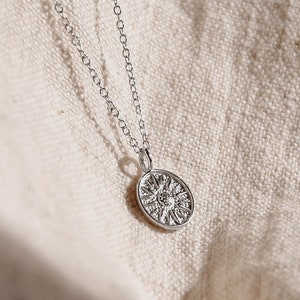 Pendant Necklace Soleil filigrane Münzkette mit kleinem gehämmerten Sonnenanhänger aus 925 Sterling Silber wahlweise 18 Karat vergoldet Silver