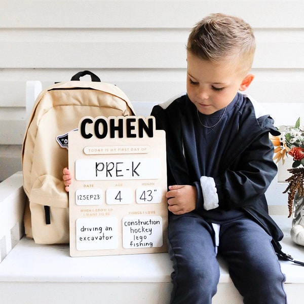 Gepersonaliseerd bord voor eerste schooldag: herbruikbare fotorekwisieten, droog wissen, jongens terug naar school