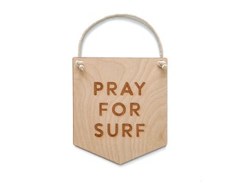 Pray For Surf Schild, Boho-Kinderzimmer-Dekor, Baby-Wandschild aus Holz
