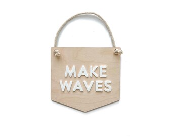 Drewniany wiszący znak „Make Waves”: dekoracja pokoju dziecięcego w stylu boho surferów