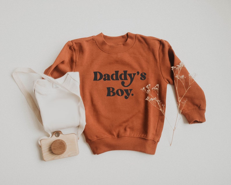 DADDY/'S BOY RETRO x Fleece Sweatshirt x Modern Screen Printed Kids Shirt x Minimal Screen Printed Design Top x Baby Gift x Kids Gift