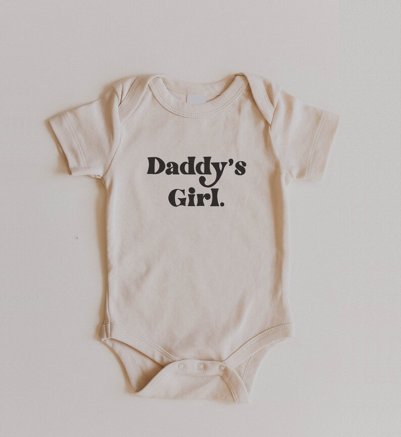DADDY/'S GIRL RETRO x Organic Cotton Onesie x Modern Screen Printed Baby Bodysuit x Minimal Screen Printed Design Onesie x Baby Gift x Kid