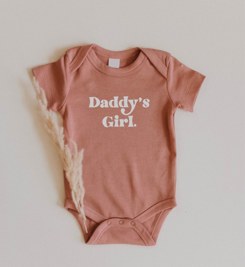 DADDY/'S GIRL RETRO x Organic Cotton Onesie x Modern Screen Printed Baby Bodysuit x Minimal Screen Printed Design Onesie x Baby Gift x Kid