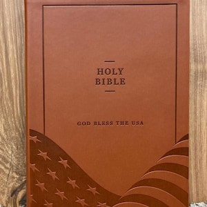 Spersonalizowana Biblia „Bóg błogosławi USA” | Biblia Donalda Trumpa | Zatwierdzona przez prezydenta | Lee Greenwood MAGA | Umieść swoje imię na odwrocie w kolorze złotym