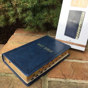 Prachtige KJV-bijbel | Grote letterdruk | Donkerblauw kunstleer met reliëf | Duimindex | King James Version | Kan gepersonaliseerd worden!