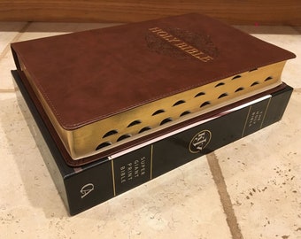 パーソナライズされた KJV 聖書 | 超大型印刷 | 17 ポイント フォント | 親指インデックス タブ付き | 視力の弱い方に最適