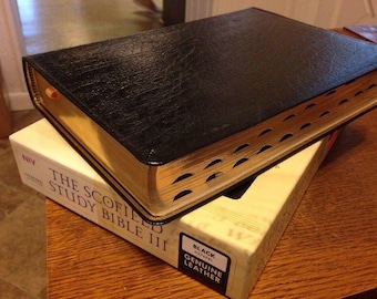 パーソナライズされた 1984 NIV 聖書 | NIV 1984 Scofield Study Bible III | 黒本革 | 親指インデックスタブ付き | クリスマス、洗礼の贈り物