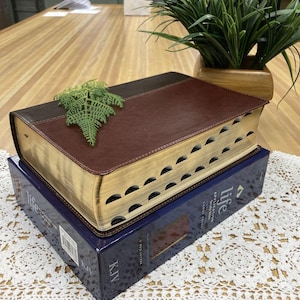 Biblia de estudio personalizada KJV Life Application: Letra grande / Cuero sintético marrón / Índice para pulgar