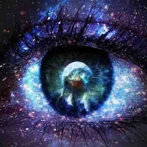 Könnte beinhalten: Eine Nahaufnahme eines blauen Auges mit einem galaktischen Muster. Die Iris ist tiefblau mit einem wirbelnden Muster aus hell- und dunkelblau. Die Pupille ist schwarz und von einem weißen Ring umgeben. Das Auge ist vor einem dunklen Hintergrund mit einigen sichtbaren Sternen platziert.