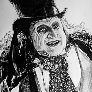 Może przedstawiać: Czarno-biały rysunek ołówkiem mężczyzny ze złowrogim uśmiechem, w cylindrze i wzorzystej muszce. Rysunek jest podpisany "Bryan Whipple - 20" w lewym dolnym rogu i "Bryan Whipple Portraits" w prawym dolnym rogu.