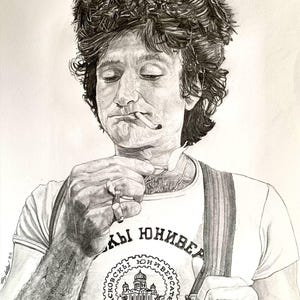 Puede incluir: Dibujo a lápiz de una persona con cabello rizado que lleva una camiseta blanca con texto cirílico y un gráfico. La persona sostiene un cigarrillo encendido. El dibujo incluye tirantes y un tatuaje en el brazo.
