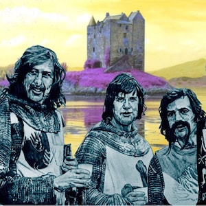 Puede incluir: Cinco hombres vestidos con armadura medieval se encuentran frente a un castillo con un paisaje morado y verde en el fondo. Los hombres sostienen copas y parecen estar brindando.