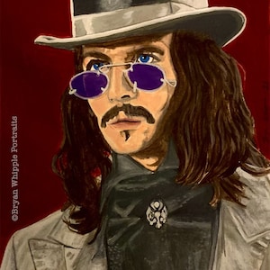 Puede incluir: Una pintura de un hombre con el pelo largo y oscuro que lleva un sombrero de copa gris, una bufanda negra con un broche de plata y gafas de sol moradas. El fondo es de color rojo oscuro.