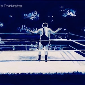 Könnte beinhalten: Ein blaues und weißes Aquarellbild eines Wrestlers, der in einem Boxring steht. Der Wrestler trägt einen blauen Wrestling-Anzug und blickt auf die Menge. Das Bild ist vor einem dunkelblauen Hintergrund gemalt.